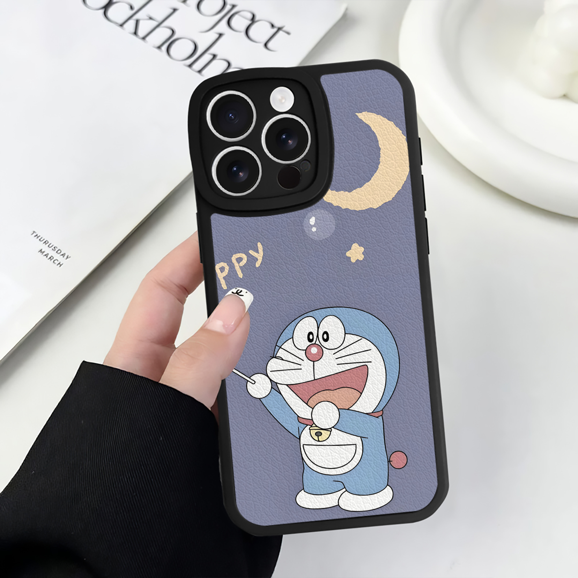 （画像用） ドラえもん Doraemon 【iPhone 16シリーズ対応】シリコンスマホケース（レザー調） 材質：シリコン
